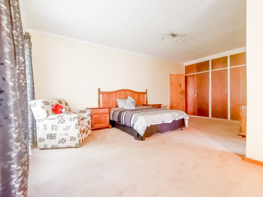 7 Bedroom Property for Sale in Parklands Western Cape